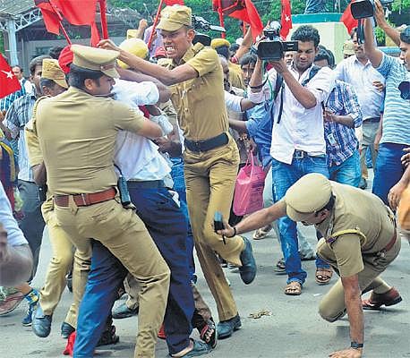 மக்கள் கலை இலக்கிய கழகத்தினர் கைது﻿