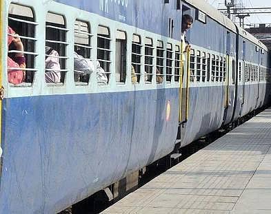 தீபாவளி சிறப்பு ரயில்கள் முன்பதிவு தொடங்கி 2 நாட்கள் ஆகியும் ஏராளமான இடங்கள் காலி﻿: வசதியான நேரத்தில் இயக்காததே காரணம்﻿