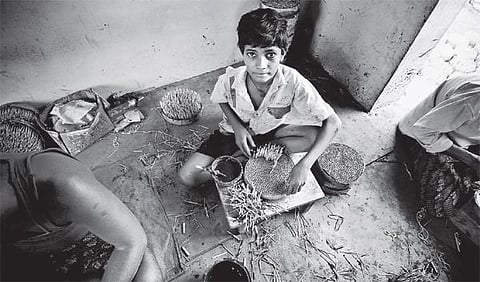 பட்டாசுகளுக்குப் பின்னே உறங்கும் நிஜம்