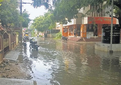 திருவள்ளூர் மாவட்டத்தில் குடியிருப்புகளை சூழ்ந்த வெள்ளம்: சாலைகள் மோசமானதால் அவதி﻿