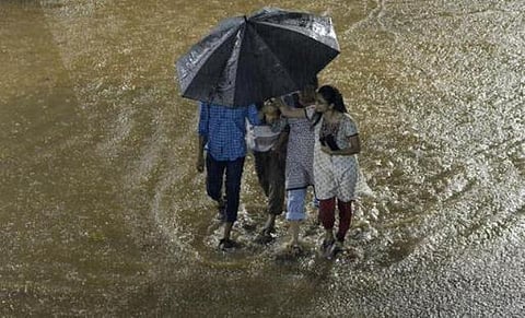 வானிலை முன்னறிவிப்பு: தமிழகத்தில் கனமழை நீடிப்பு; அந்தமானில் புதிய காற்றழுத்த தாழ்வு நிலை