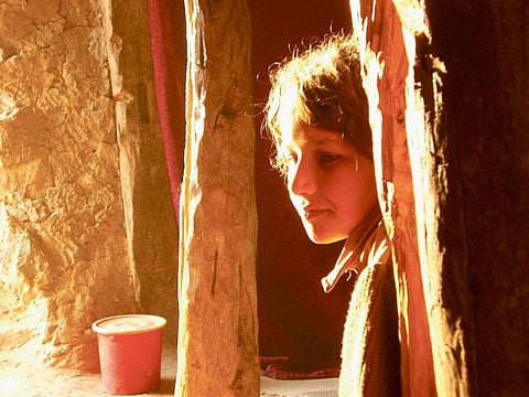 தி யெல்லோ ஹவுஸ்: எழத் துடிக்கும் எளிய மனிதர்கள்