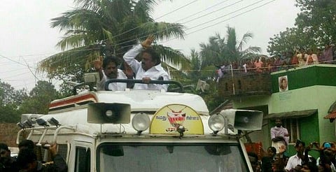 எம்எல்ஏ-வை அடித்த விஜயகாந்த்: நிவாரண உதவியின்போது பரபரப்பு