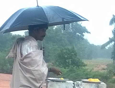 வெள்ள பாதிப்பு: விருத்தாசலம் அருகே வீடுகள் இழந்து வீதியில் நிற்கும் விசூர் கிராம மக்கள்