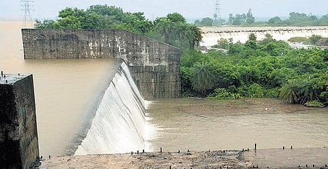 மதுராந்தகம் ஏரி நிரம்பியதால் மக்களுக்கு எச்சரிக்கை﻿: வெள்ள பாதிப்பை தெரிவிக்க தொலைபேசி எண்கள்﻿﻿ - காஞ்சிபுரம் மாவட்ட ஆட்சியர் தகவல்﻿