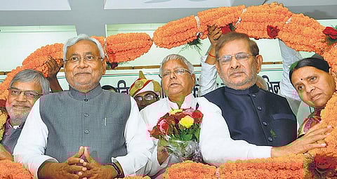 பிஹாரில் மெகா கூட்டணி எம்எல்ஏக்கள் கூட்டத்தில் முழு ஆதரவு: சட்டப்பேரவை குழு தலைவராக நிதிஷ் தேர்வு﻿