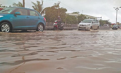 கனமழையால் சாலைகளில் வெள்ளம்: சென்னையில் பஸ், ரயில் போக்குவரத்து பாதிப்பு﻿ - வாகன ஓட்டிகள், பொதுமக்கள் அவதி﻿