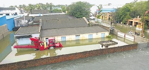 வெள்ளக்காடாக மாறிய அம்பத்தூர் தொழிற்பேட்டை: தொழிற்சாலைகளை மூடியதால் உற்பத்தி பாதிப்பு﻿