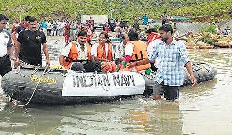 ஏரிகள் நிரம்பியதால் வெள்ள பாதிப்பு தொடரும் அபாயம்: சென்னை, புறநகர்களில் மீட்புப் பணிகள் தீவிரம்