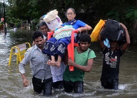வெள்ள நிவாரணத்துக்கு அரசு பள்ளி ஆசிரியர்கள் ஒருநாள் ஊதியம் அளிப்பு