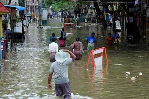 சென்னை, புறநகர்களில் திரும்புகிறது இயல்பு நிலை; மீட்புப் பணிகளில் இருந்து முப்படையினர் விடுவிப்பு
