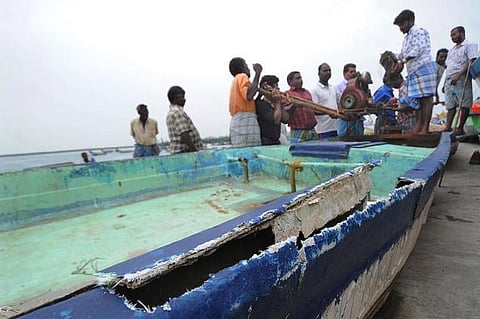 வெள்ளத்தில் பலரை மீட்ட மீனவர்கள் உதவிக்காக காத்திருப்பு