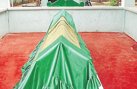 இறைநேசர்களின் நினைவிடங்கள்: அதிரையில் உறையும் மகான்﻿