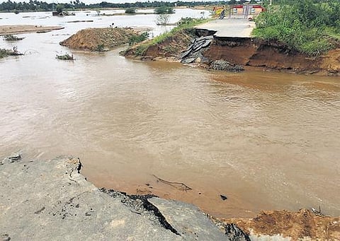 காஞ்சிபுரம் மாவட்டத்தில் வெள்ளப்பெருக்கு﻿: 21 ஆயிரம் ஏக்கர் நெற்பயிர்கள் மூழ்கின﻿ - 470 கி.மீ. நீளத்துக்கு சாலைகளும் சேதம்﻿