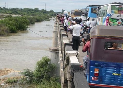 வெள்ளத்தை வேடிக்கை பார்ப்பதால் நிகழும் விபரீதம்: காஞ்சியில் பலி அதிகரிப்பு