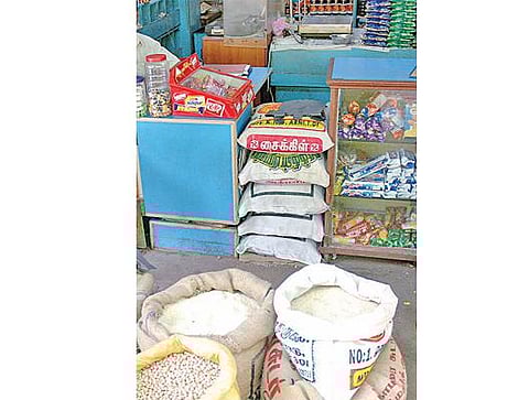 கன மழையால் மளிகை பொருட்கள் விலையில் மாற்றம் இல்லை: மளிகை வியாபாரிகள் சங்கம் தகவல்