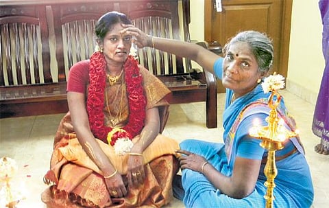 இருளுக்கு இங்கே இனி என்ன வேலை? - மன உறுதி என்னும் மந்திரம்: புற்றுநோயிலிருந்து மீண்டு வந்த போராளியின் உண்மைக் கதை﻿