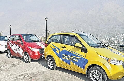 காஷ்மீர் முதல் கன்னியாகுமரி வரை பேட்டரி காரில் சாகசப் பயணம்