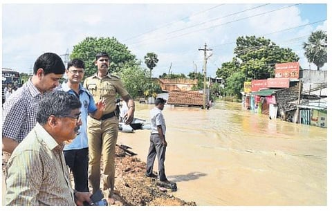 காட்டாற்று வெள்ளத்தால் திண்டாடியது தூத்துக்குடி﻿: வீட்டு மாடிகளில் மக்கள் தஞ்சம்; படகுகள் மூலம் மீட்பு பணி