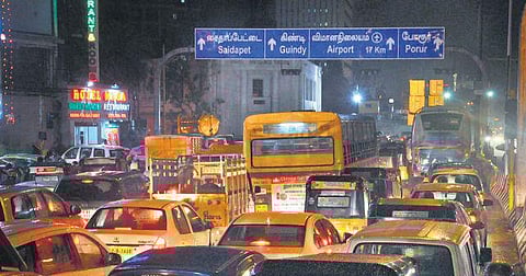 4 மணி நேரம் பெய்த கனமழையால் சாலைகளில் வெள்ளம்﻿: போக்குவரத்து நெரிசலால் ஸ்தம்பித்தது சென்னை﻿ - ஒரு கி.மீட்டரை கடக்க 1 மணி நேரம் காத்திருப்பு﻿