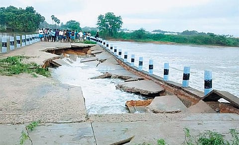 பல இடங்களில் போக்குவரத்து துண்டிப்பு: தீவுபோல மாறிய திருவள்ளூர் மாவட்டம்