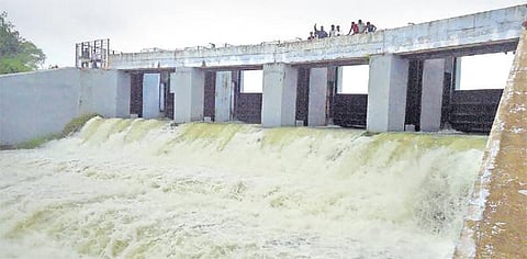 அதிக அளவில் நீரை தேக்கி வைத்து வெளியேற்றியதால்﻿ சென்னைக்கு குடிநீர் தரும் வீராணம் ஏரியில் வெள்ளப்பெருக்கு﻿: கடலூர் மாவட்ட விவசாயிகள் அதிருப்தி﻿