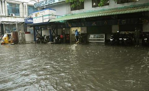 மிதக்கும் தலைநகரம்: தென்சென்னையை சூழ்ந்தது வெள்ளம்