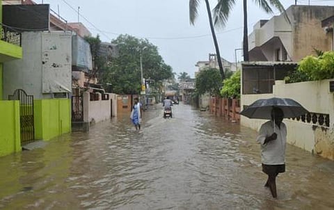 புதுச்சேரியில் தொடரும் கனழை: ஆயிரக்கணக்கான வீடுகளில் வெள்ளம் புகுந்ததால் பாதிப்பு