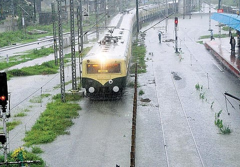 தலைநகர் சென்னை, வட மாவட்டங்களை புரட்டிப்போட்டது விடாமல் பெய்த கனமழை: இன்னும் 4 நாட்களுக்கு மழை கொட்டும் என எச்சரிக்கை﻿﻿