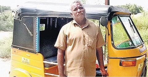 மகனுக்கு கல்விக் கட்டணம் செலுத்த முடியாமல் தவிப்பு﻿: உதவும் உள்ளங்களைத் தேடும் ஆட்டோ ஓட்டுநர்﻿