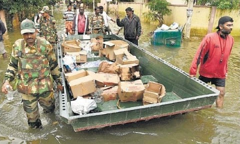 இயல்பு நிலைக்கு திரும்புகிறது சென்னை﻿: வெள்ளம் சூழ்ந்த பகுதிகளில் நிவாரணப் பணிகள் தொடர்கின்றன﻿