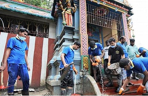 வெள்ளம் பாதித்த கோயில்களை சுத்தப்படுத்திய முஸ்லிம்கள்