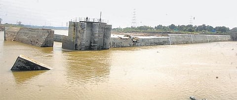 கட்டி முடிக்கப்பட்ட ஓராண்டிலேயே﻿ திருக்கண்டலம் தடுப்பணை உடைந்தது﻿: கட்டுமான தரம் குறித்து விவசாயிகள் கேள்வி﻿