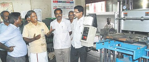 கனமழையால் பாதிக்கப்பட்ட அம்பத்தூர் தொழிற்பேட்டை: ஜி.ராமகிருஷ்ணன் பார்வையிட்டார்