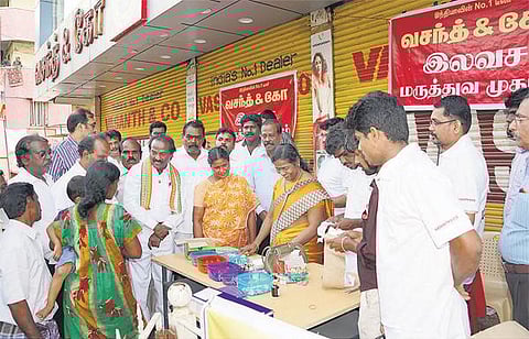 வெள்ளம் பாதித்த பகுதிகளில் வர்த்தக காங்கிரஸ் சார்பில் நிவாரண உதவிகள்﻿﻿