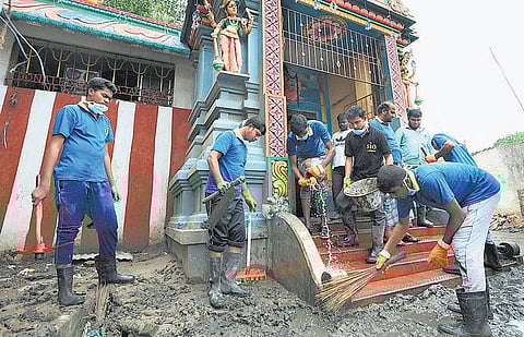 மழையில் மறைந்தது மாமத மாயை