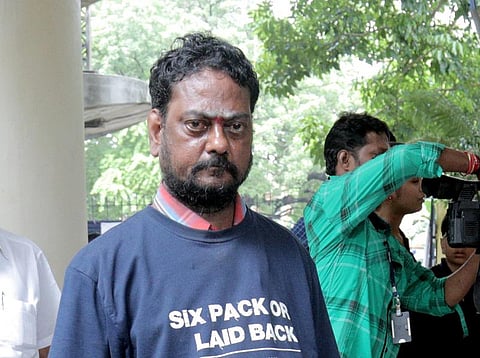 மழை முகங்கள்: 15 நாள் விடுப்புடன் நிவாரணப் பணியில் சீனிவாசன்