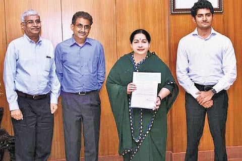 ராம்கோ சிமென்ட்ஸ் சார்பில் நிவாரணப் பொருட்கள் விநியோகம்﻿: முதல்வர் வெள்ள நிவாரண நிதிக்கு ரூ.2 கோடி﻿