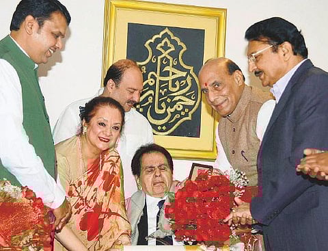 பழம்பெரும் நடிகர் திலீப்குமாருக்கு பத்மவிபூஷண் விருது: ராஜ்நாத் சிங் நேரில் வழங்கினார்﻿