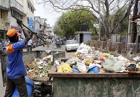 வெள்ளத்தால் குவிந்த குப்பைகளை﻿ 3-வது நாளாக அகற்றும் அரசியல் கட்சிகள்﻿