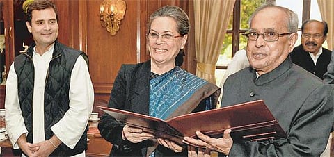 பிரணாபுடன் சோனியா சந்திப்பு﻿: அருணாச்சலப் பிரதேச ஆளுநருக்கு எதிர்ப்பு﻿