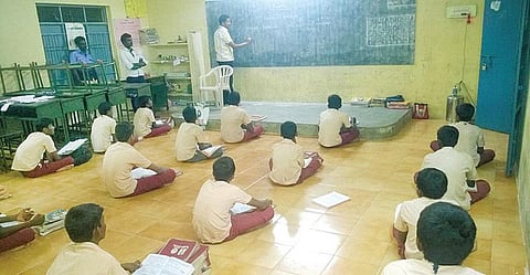 இளைஞர்களின் முயற்சியில் இலவசப் பாடம்!﻿