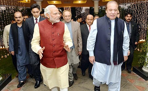 மோடி வியூகப் பயணம் மீதான எதிர்க்கட்சிகள் பார்வை: பாராட்டும் பாகிஸ்தானும் விமர்சிக்கும் இந்தியாவும்