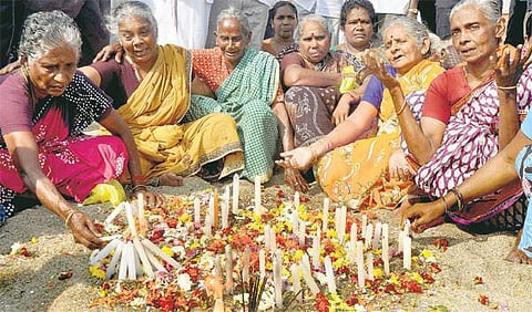 சுனாமி பேரழிவின் 11-வது ஆண்டு நினைவு தினம்﻿: கடலோர மக்கள் கண்ணீர் அஞ்சலி﻿﻿ - கடலில் பால் ஊற்றி, மெழுகுவத்தி ஏற்றி உருக்கம்﻿﻿