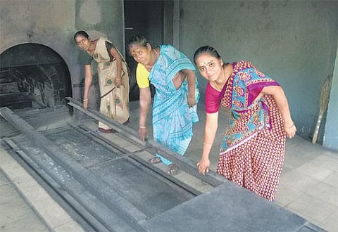 வானவில் பெண்கள்: மயானப் பணியில் பட்டதாரிப் பெண்!