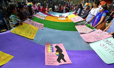 தன்பாலின உறவாளர்களுக்கு சட்டப்பூர்வ அங்கீகாரம்: நீதிமன்ற கேள்விகளுக்கு பதிலளிக்க அவகாசம்﻿