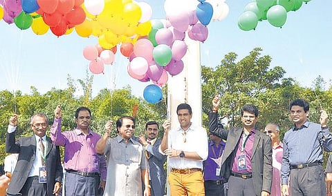 விஐடியில் ‘ரிவேரா-16’ கலைவிழா தொடக்கம்﻿: மாரத்தானில் 7,500 பேர் பங்கேற்பு﻿ - கிரிக்கெட் வீரர் அஸ்வின் பரிசு வழங்கினார்﻿