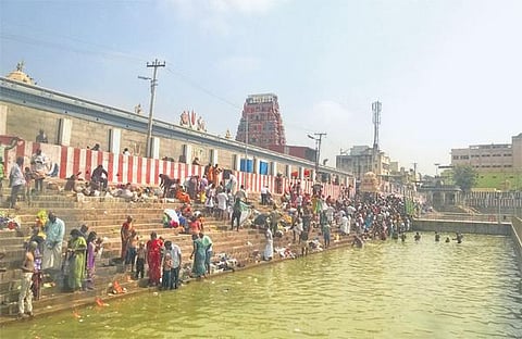 மாமல்லபுரம் ஸ்தலசயன பெருமாள் கோயிலில் 30 ஆண்டுகளுக்குப் பிறகு மஹோதய தீர்த்தவாரி: திருவள்ளூர் தெப்பக்குளத்தில் பக்தர்கள் குவிந்தனர்