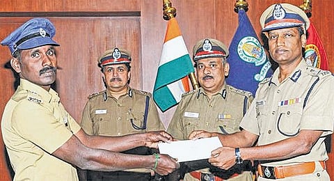 சிறப்பாக பணிபுரிந்த போலீஸாருக்கு சென்னை காவல் ஆணையர் பாராட்டு﻿