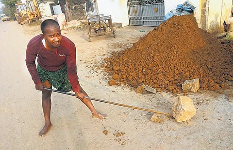 அடடே அறிவியல்: கல்லைத் தூக்கும் பலே கம்பி!﻿